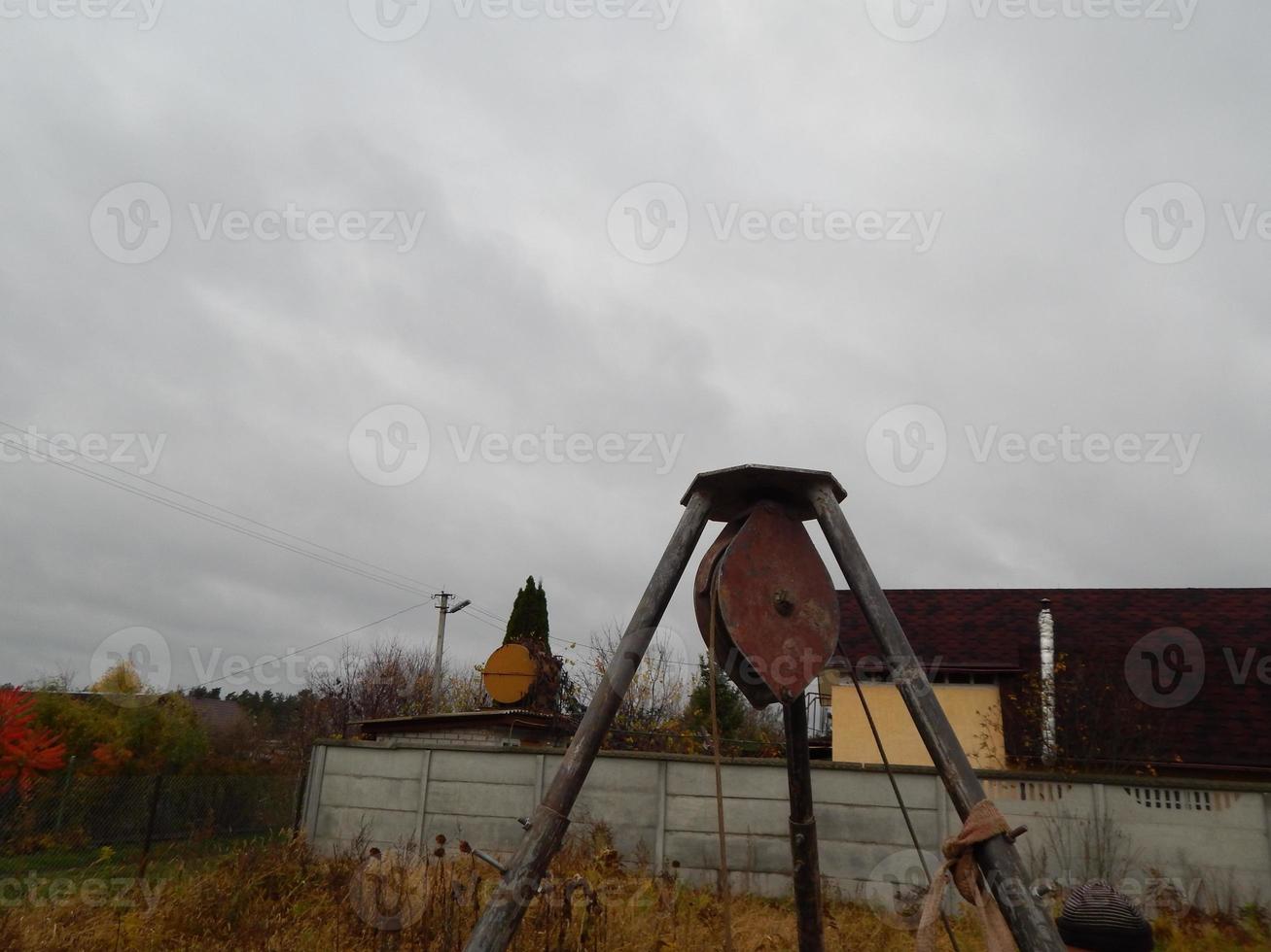 construção de um poço para beber na dacha foto