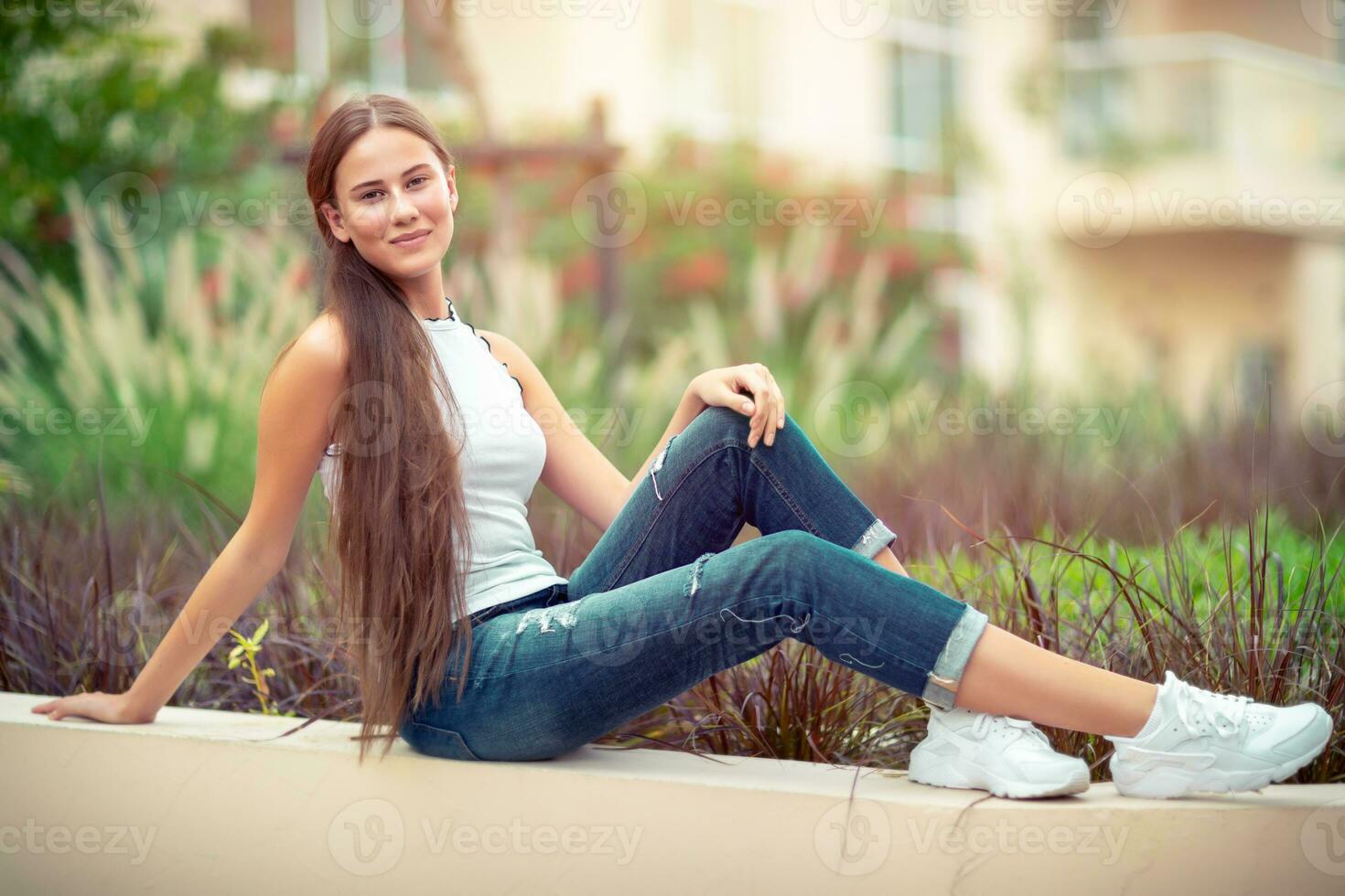 mulher jovem e bonita ao ar livre foto