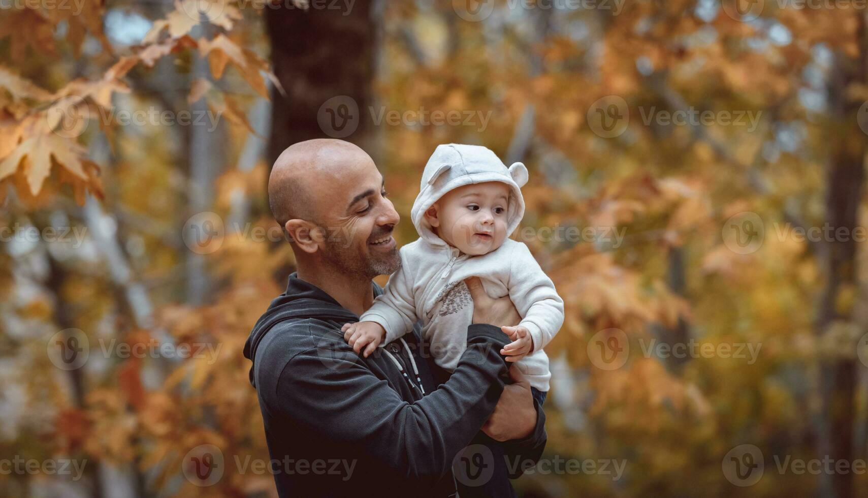 retrato do uma feliz pai com filho foto