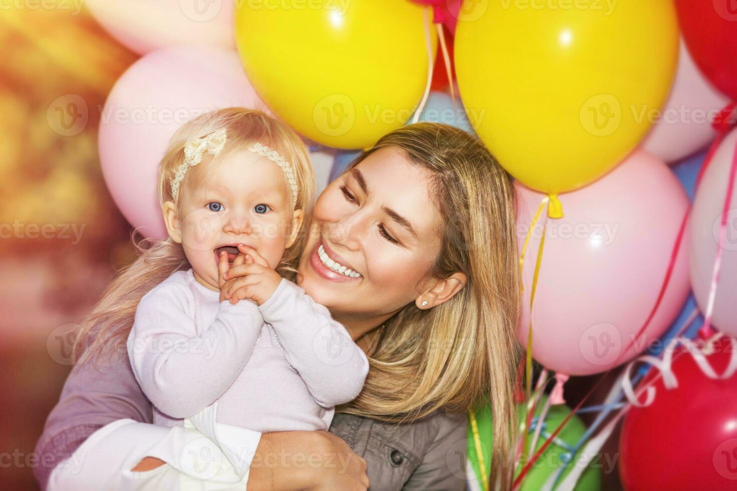 feliz aniversário do pequeno menina foto