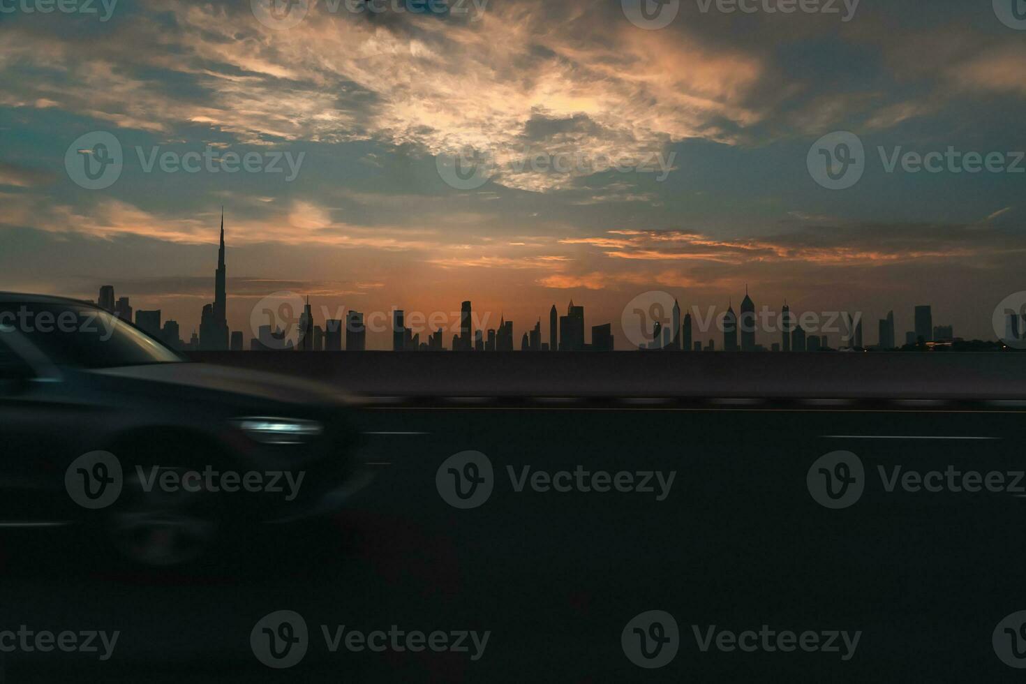 dubai sobre pôr do sol com uma lento movimento luxo carro foto