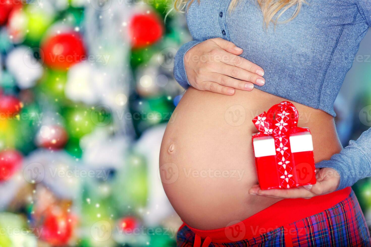 grávida mulher com Natal presente foto
