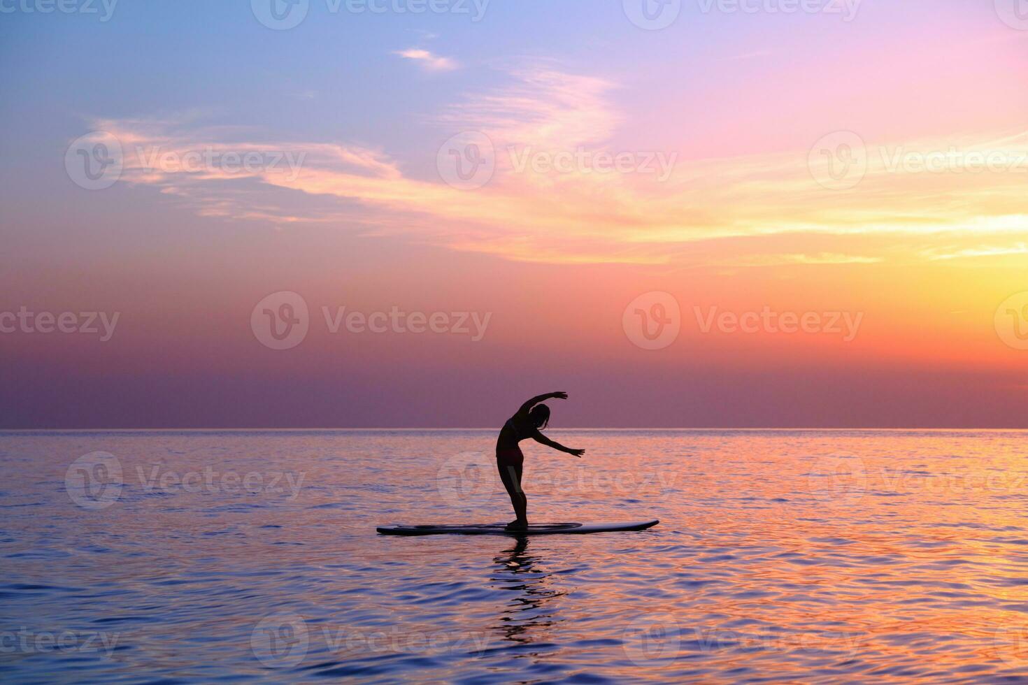 fazendo ioga asanas em a de praia foto