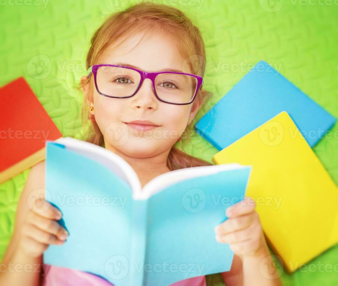 pequeno menina ler livro foto