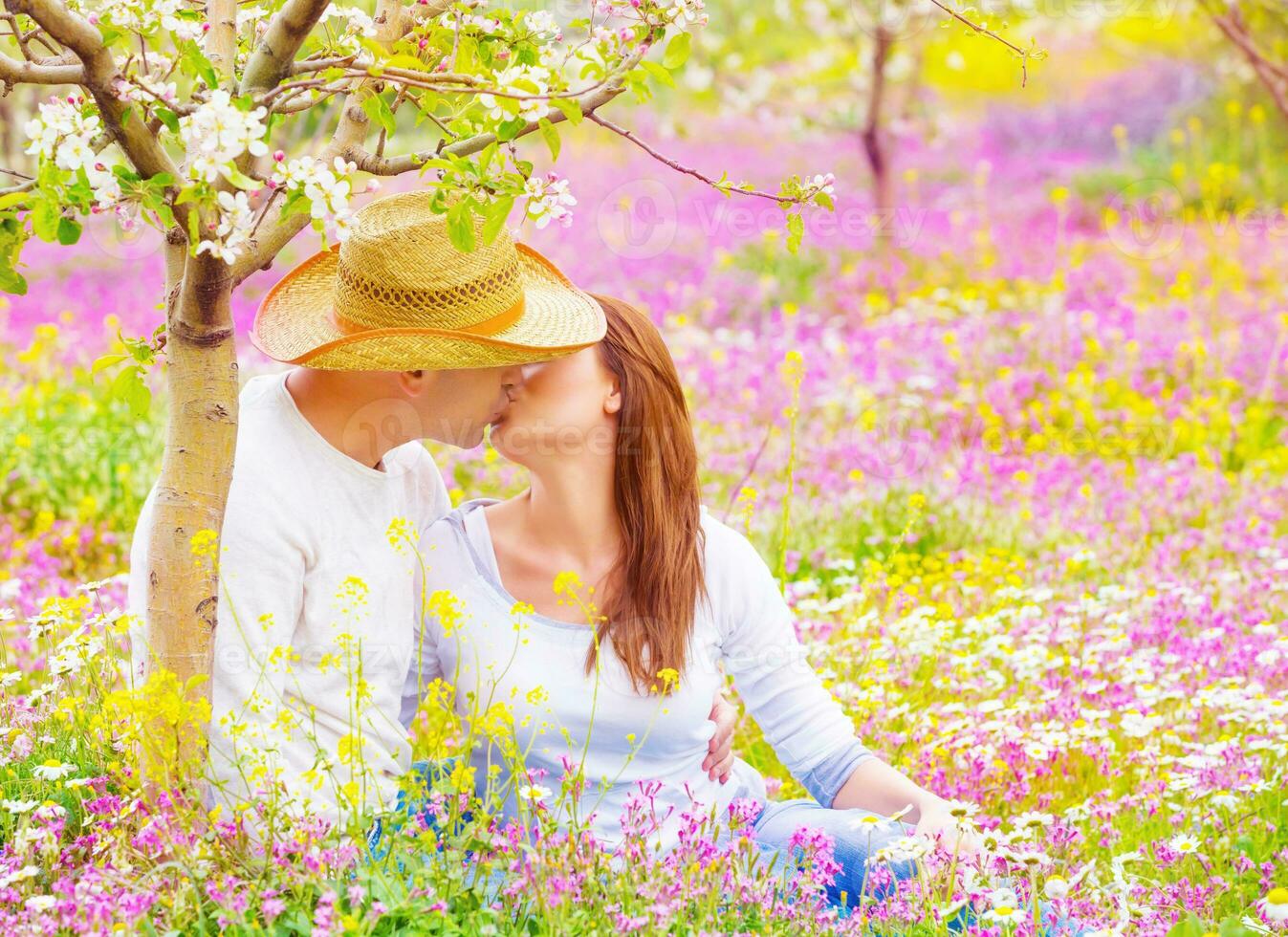 jovem família se beijando dentro jardim foto
