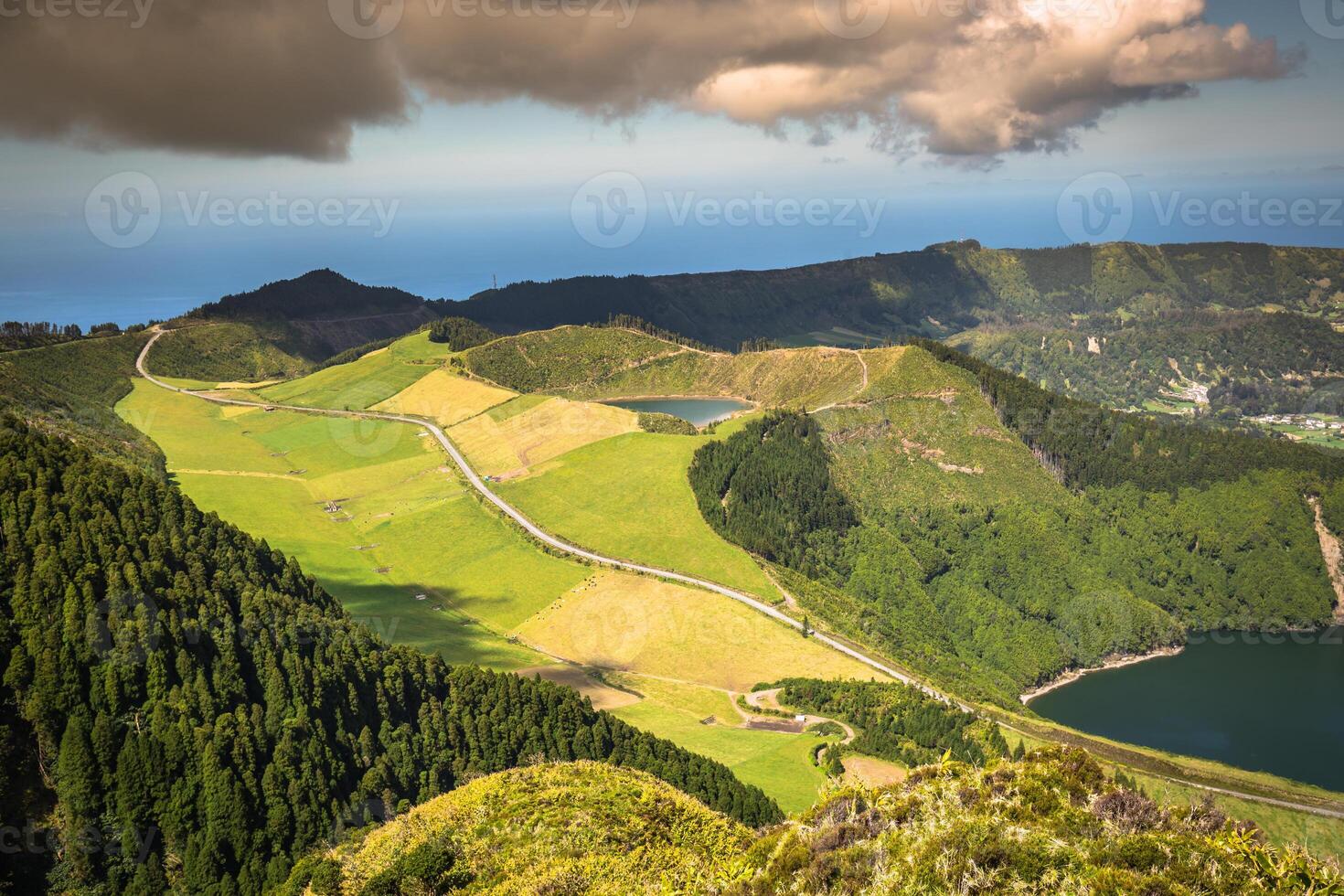 sete cidades lagoa ponta Delgada Açores sete cidades é uma Civil freguesia dentro a Centro do a município do ponta delgada, este é localizado dentro uma maciço vulcânico cratera três milhas entre. foto