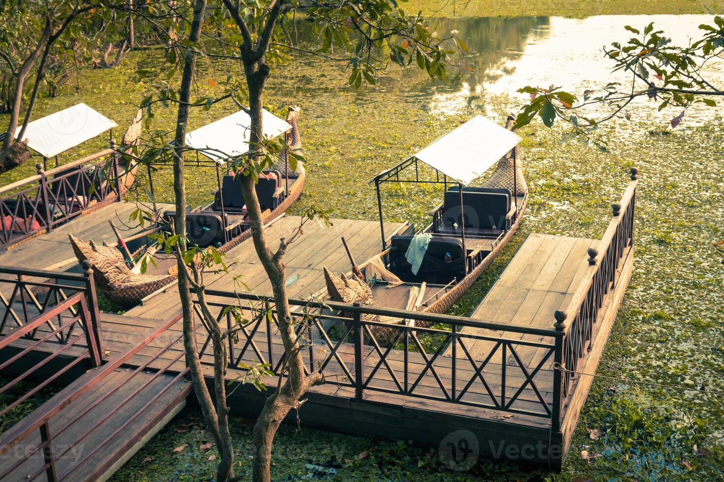 cambojano tradicional barcos em a lago perto, bayon têmpora dentro Angkor Tom, Siem Reap, Camboja. foto