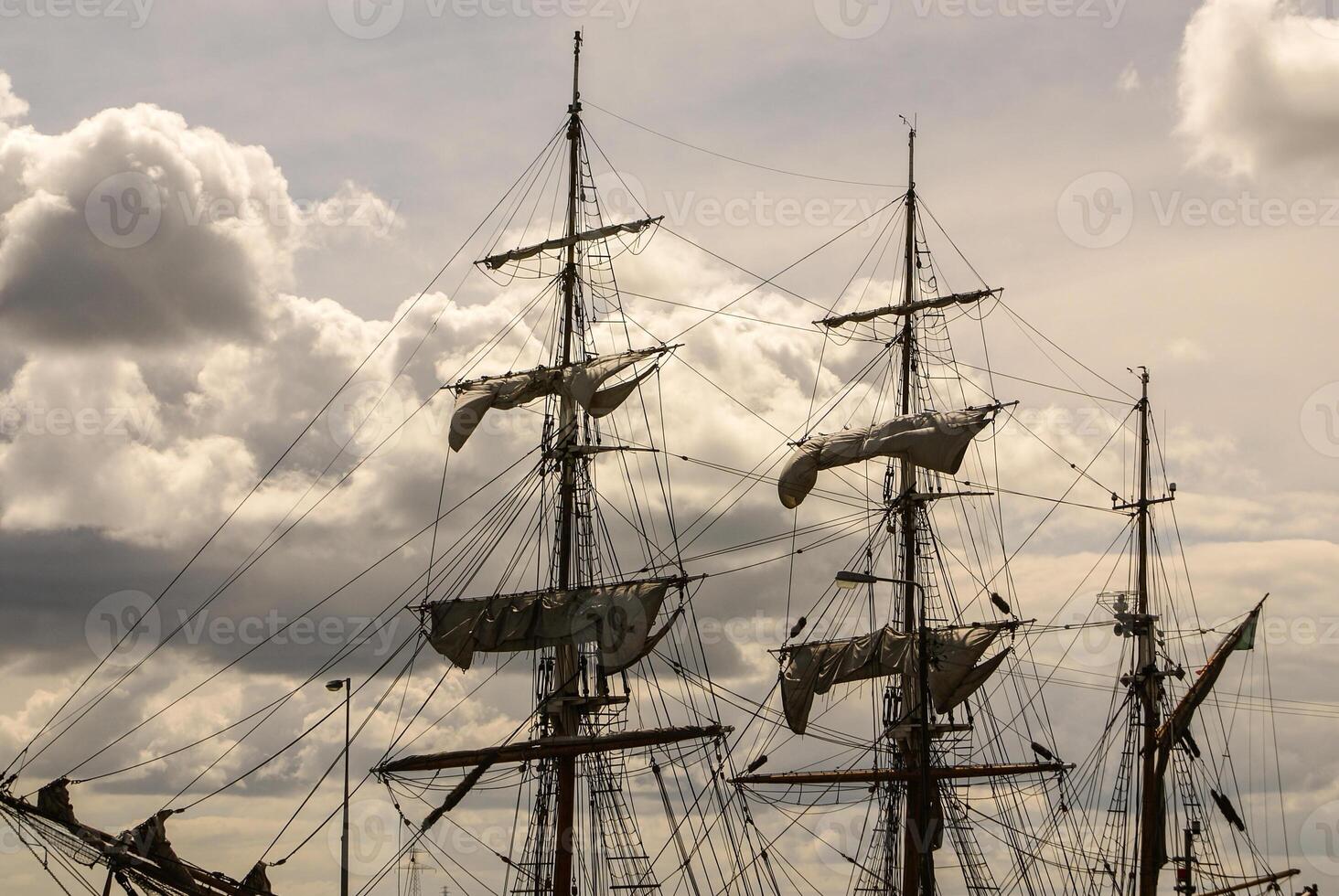 ampla mastro do a velho Navegando navio foto