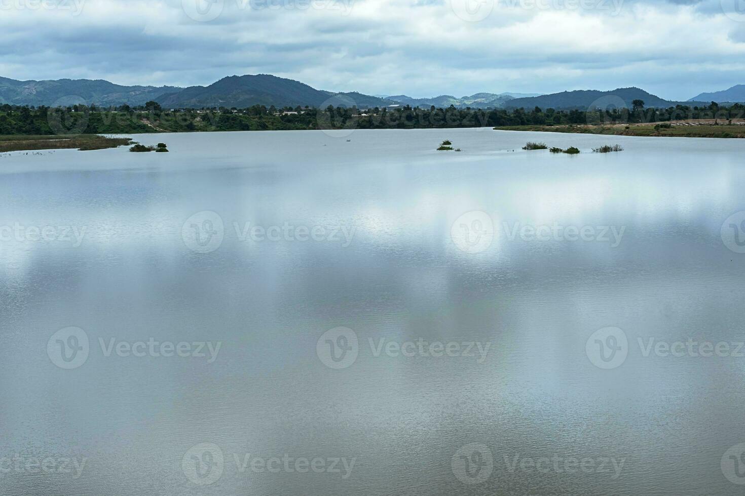 reflexão do nuvens em lago cercado de montanhas. foto