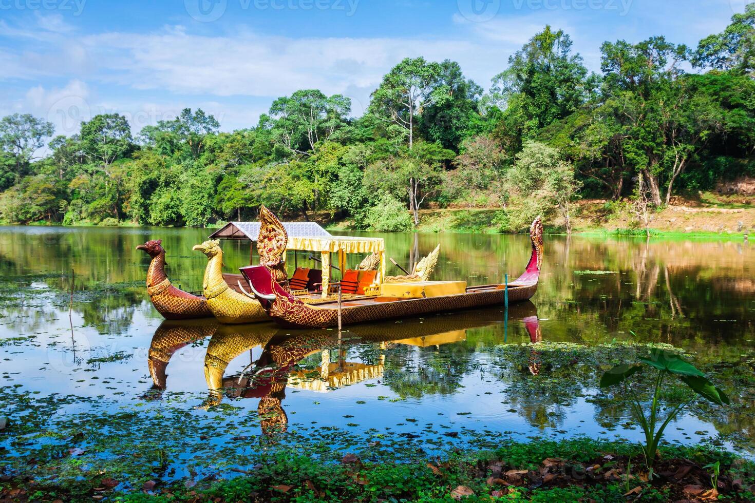 tailandês tradicional barcos em a lago perto, bayon têmpora dentro Angkor Tom, Siem Reap, Camboja. foto