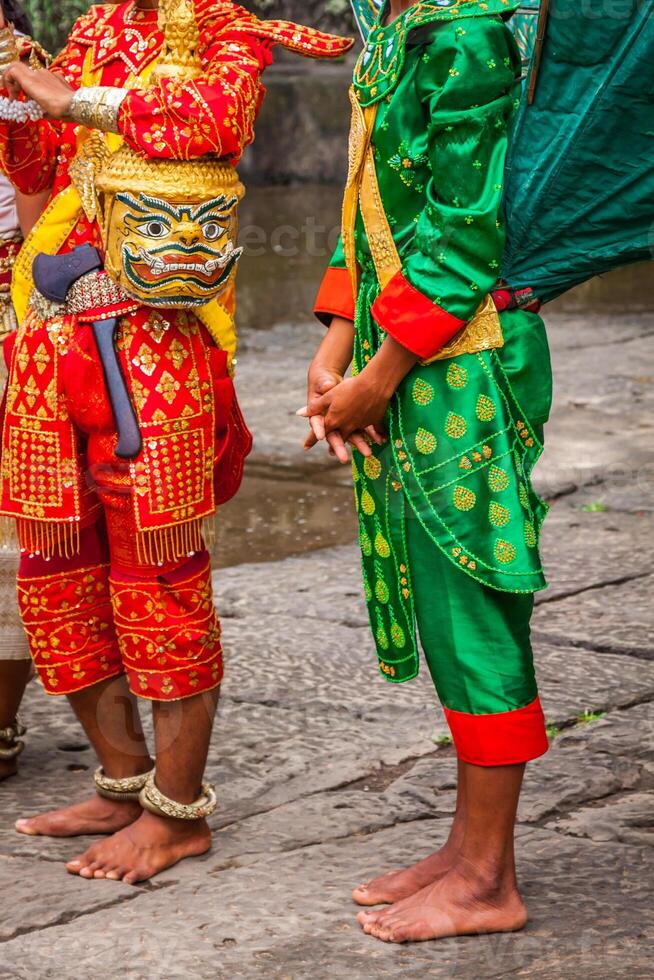 artistas vestem tradicional traje dentro Angkor templo, Siemriep, Camboja. foto