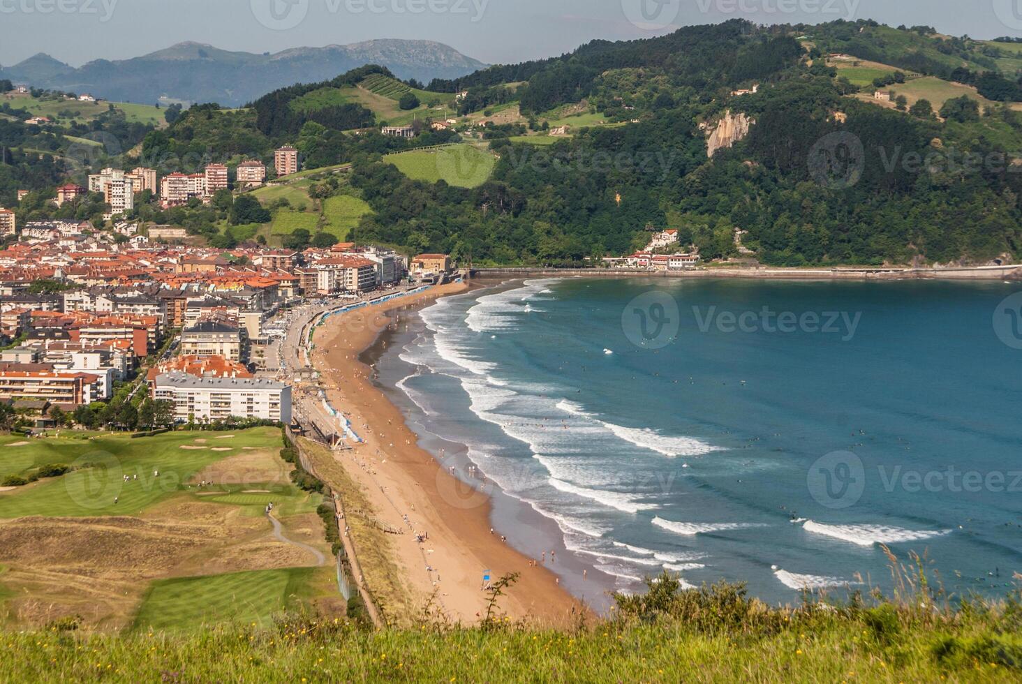 panorâmico Visão do Zarautz com guetaria em a fundo em uma brilhante ensolarado verão dia. foto