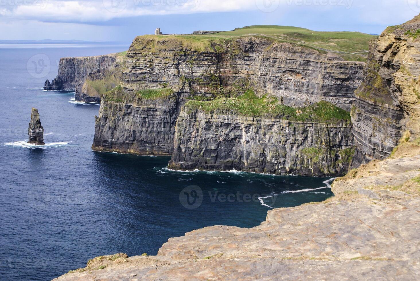 famoso falésias do Moher com torre. Irlanda foto