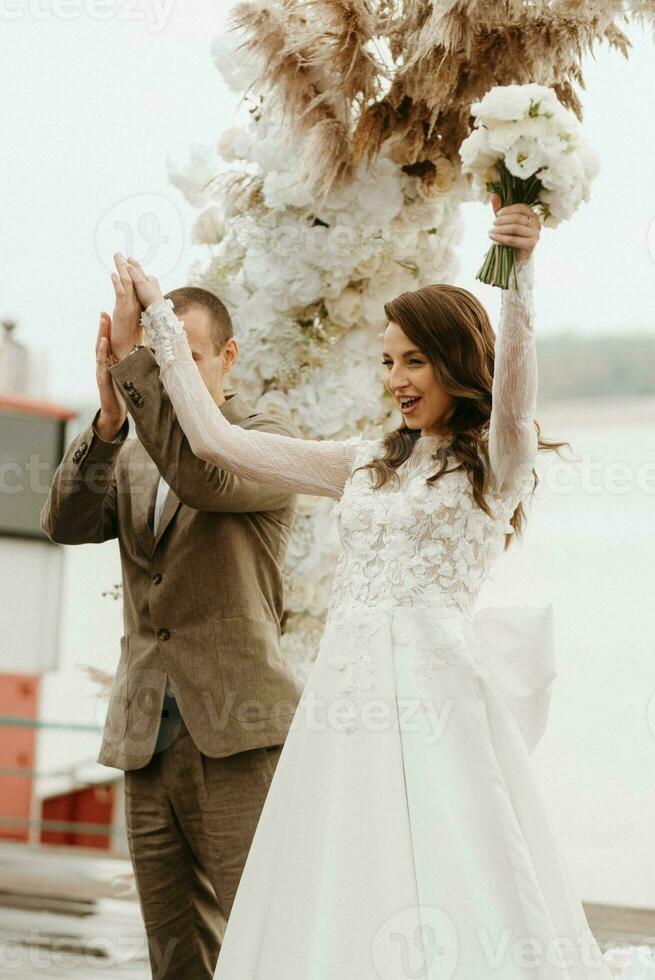 cerimônia de casamento dos noivos no cais foto