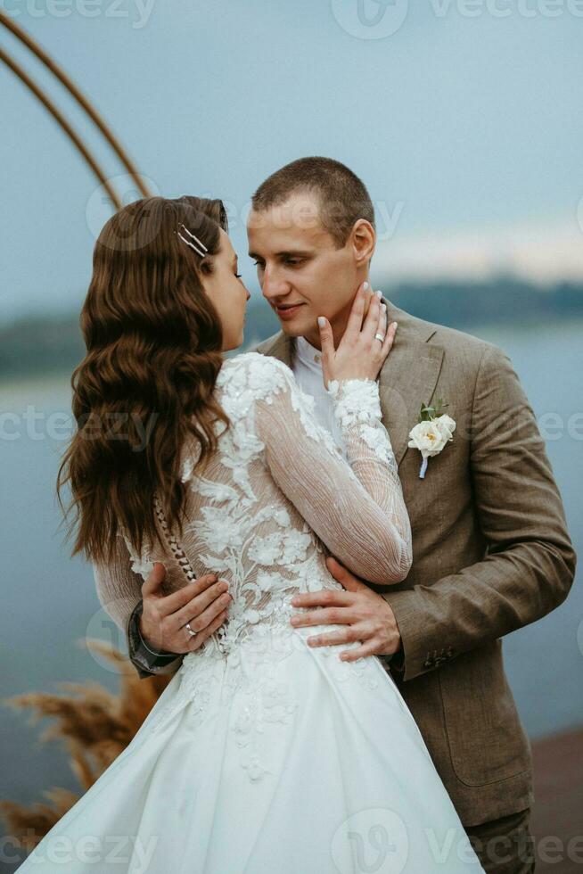 a primeiro Casamento dança do a noiva e noivo em a cais perto a rio foto