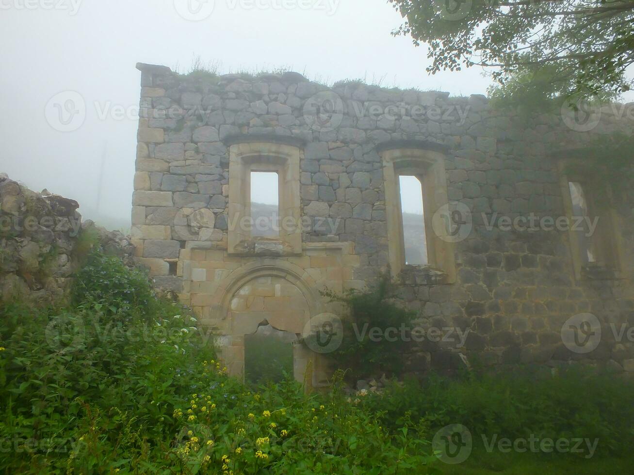 velho Igreja dentro santa ruínas, gumushane, peru. santa ruínas dentro nebuloso clima. foto