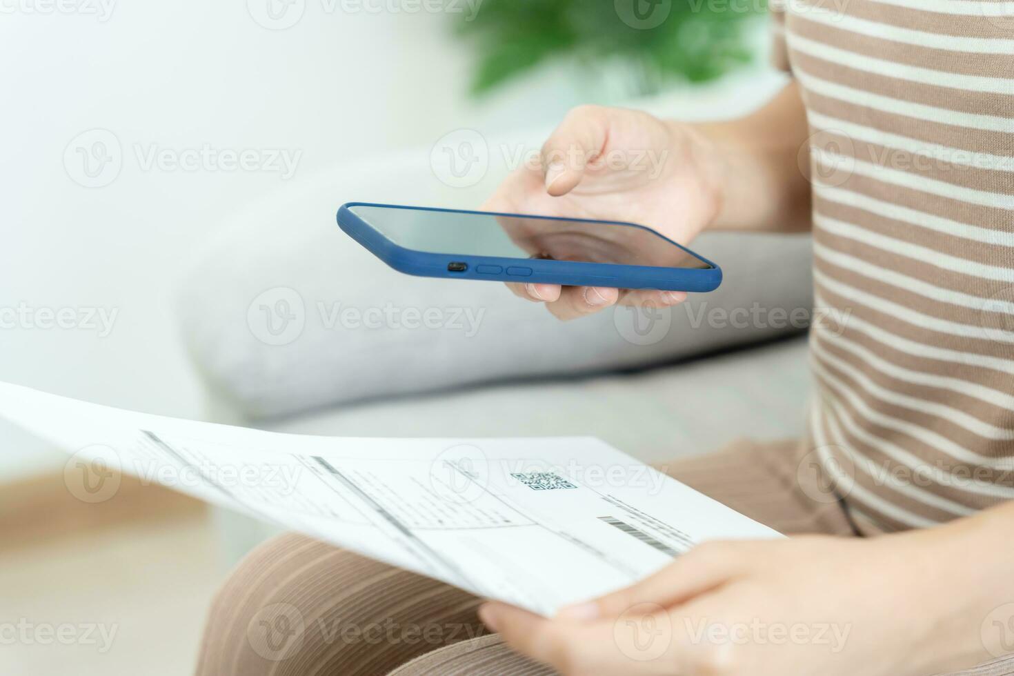 mulher usar telefone Varredura código de barras ou qr códigos para pagar crédito cartão conta depois de recebendo documento fatura. pagamento, receber, pagando eletricidade, digital pagamentos, tecnologia, digitalização, financeiro transações foto