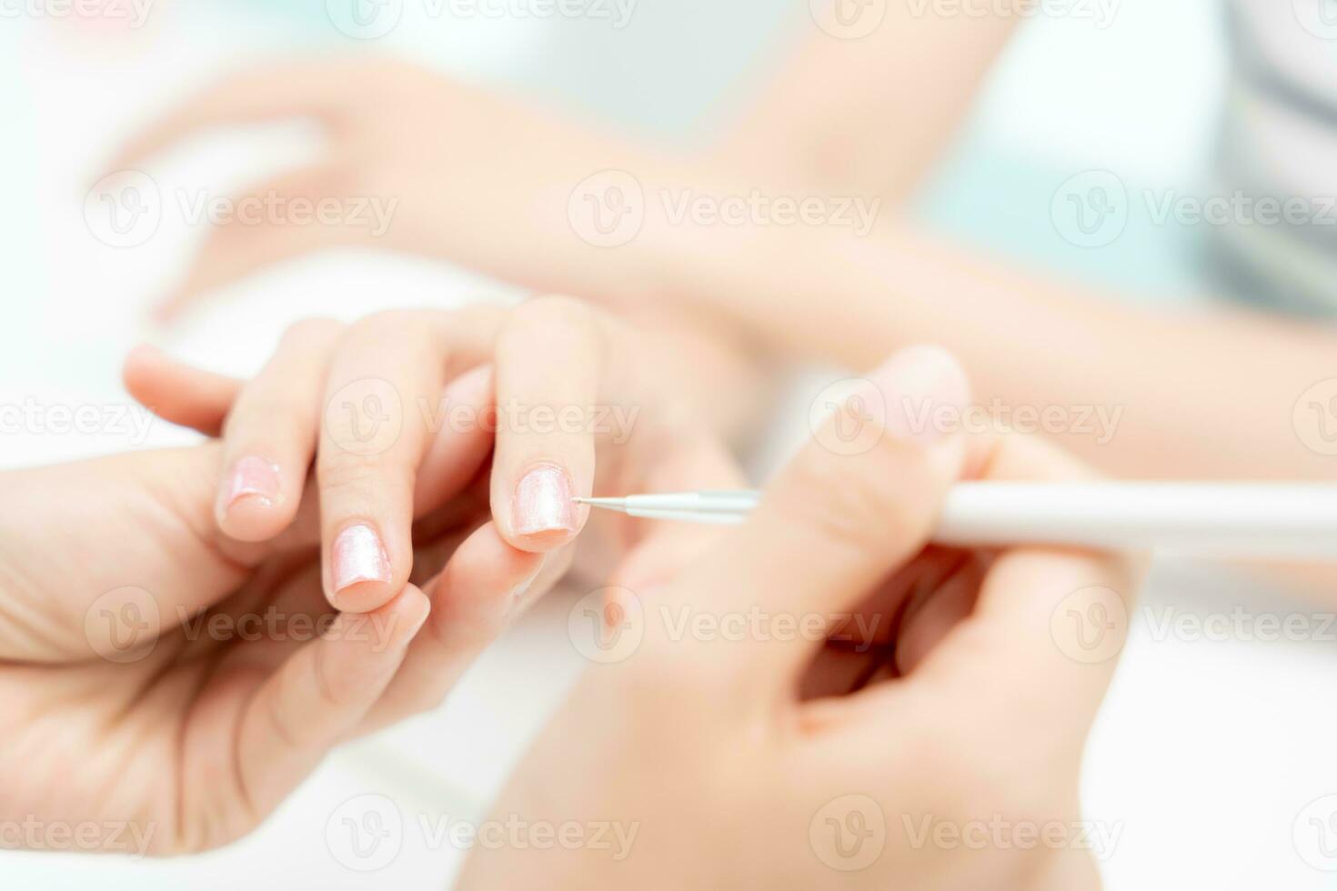 mulher recebe serviço de atendimento por manicure esteticista profissional no centro de spa. salão de beleza de unhas usa lixa de unha para tratamento de esmalte. manicure faz cliente de unha bonita. tratamento de spa para cuidados com o corpo foto