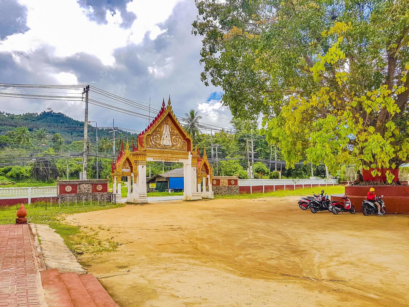 arquitetura colorida do portão de entrada templo wat ratchathammaram na tailândia foto