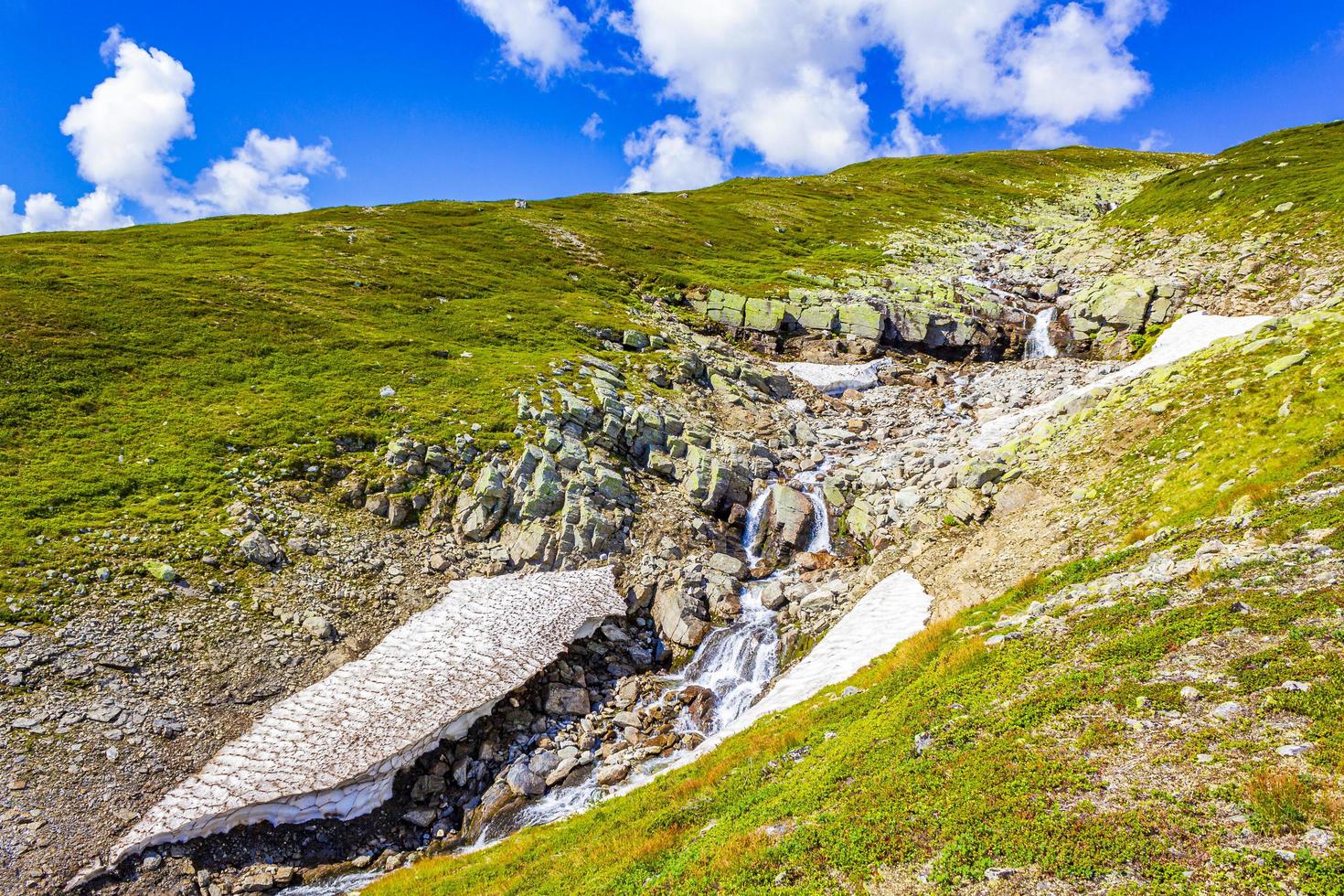 paisagem incrível de verão norueguês com neve na cachoeira do rio Noruega foto