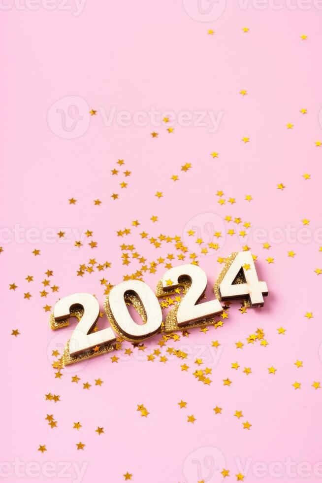 números 2024 e estrelas em uma Rosa fundo. feliz Novo ano conceito foto