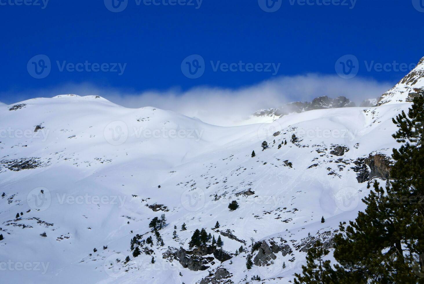 fresco esqui declive e montanhas dentro ensolarado dia foto