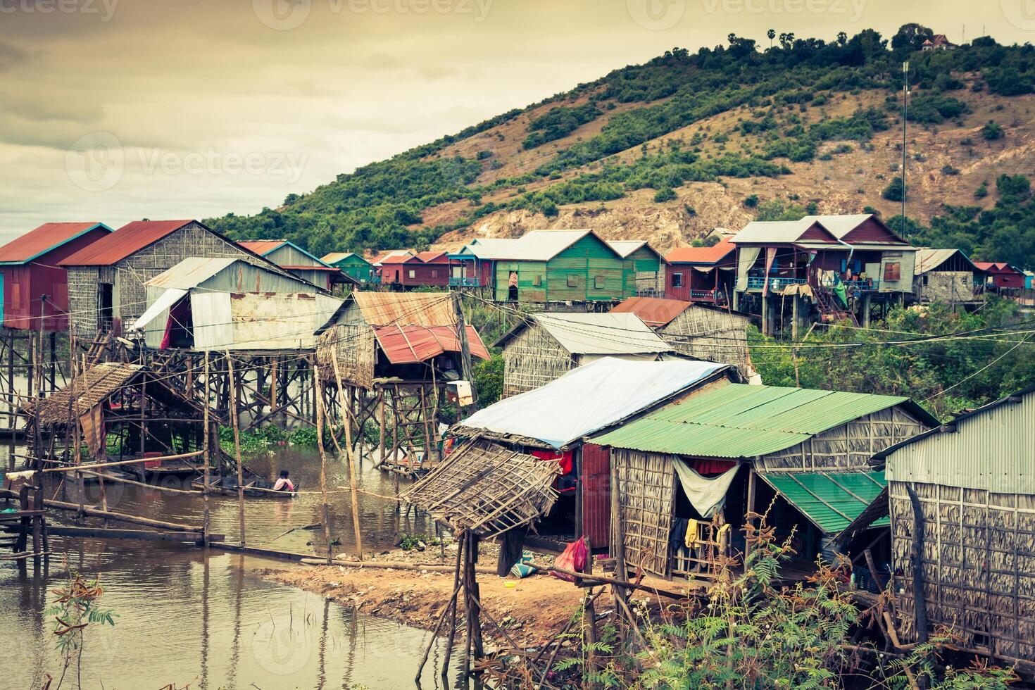 casas em palafitas em a flutuando Vila do Kampong phluk, Tonle seiva lago, siem colher província, Camboja foto