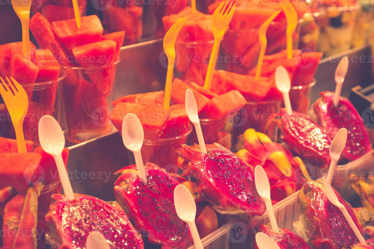 barcelona, la boqueria uma coberto mercado para peixe, carne, vegetais, frutas e alimentos do todos tipos foto