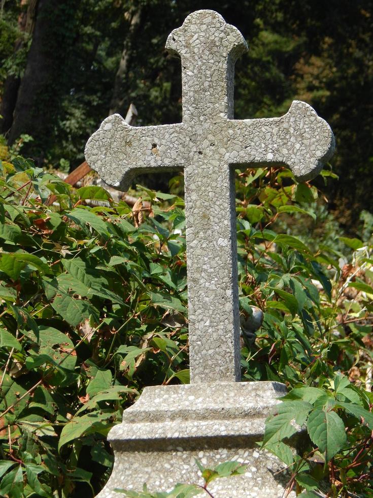 cruzes no cemitério de túmulos e cercas foto