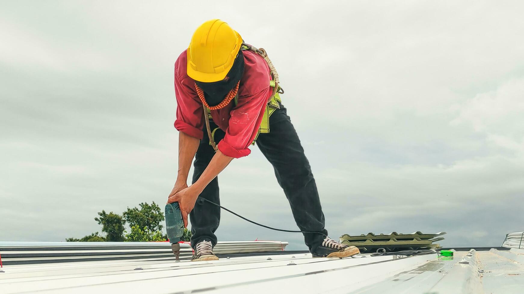 construção trabalhador instalar teto, coberturas ferramentas, trabalho usando elétrico broca substituição instalar cobertura cobertura pratos. foto