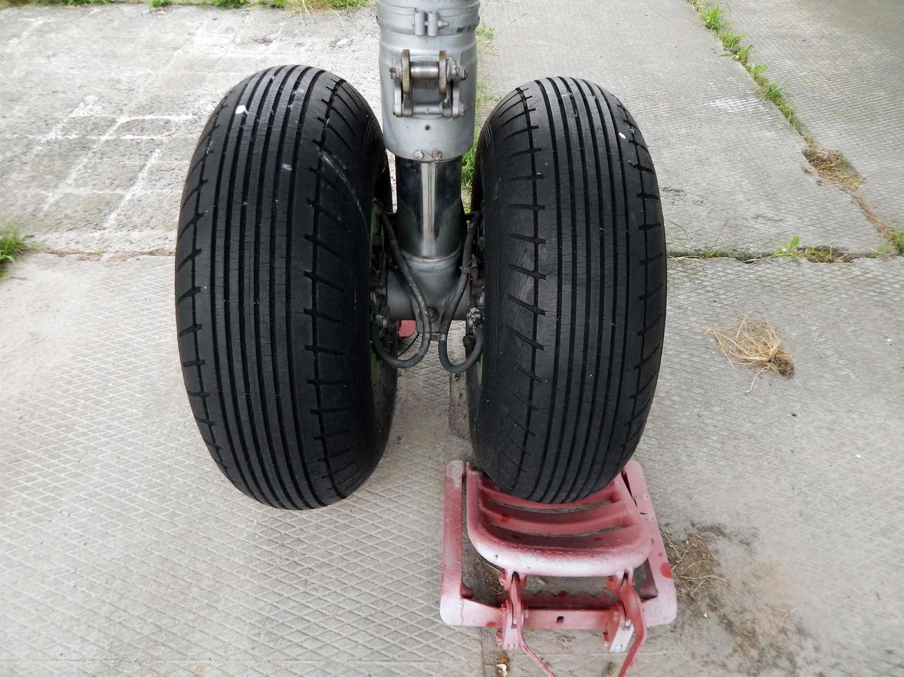 chassis de aviação de um avião e um helicóptero no aeroporto foto