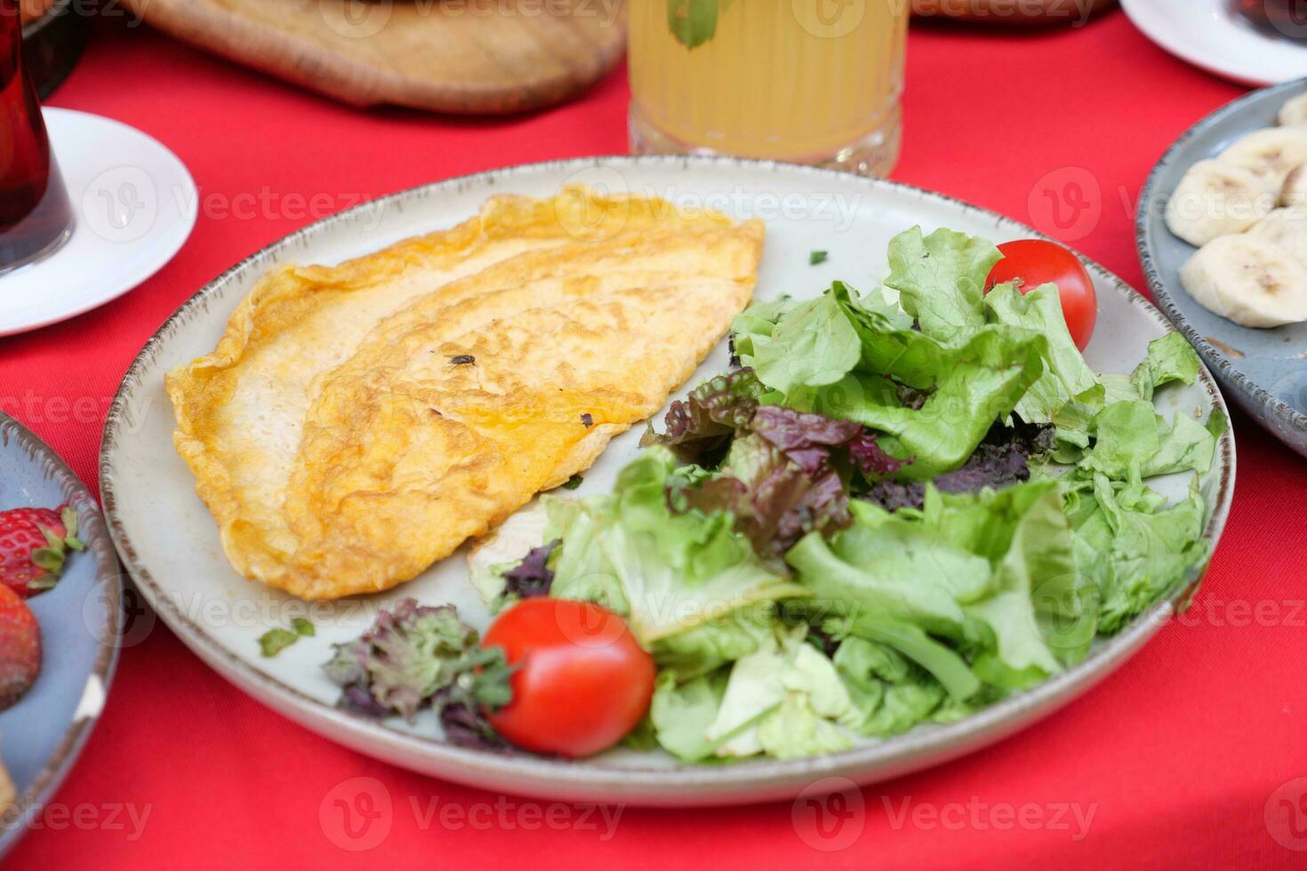 avião ovo omelete servido com fresco salada em mesa foto