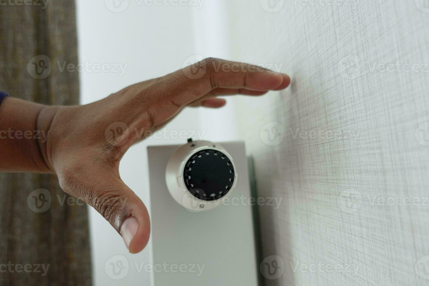 homens segurando temperatura botão do aquecimento radiador foto