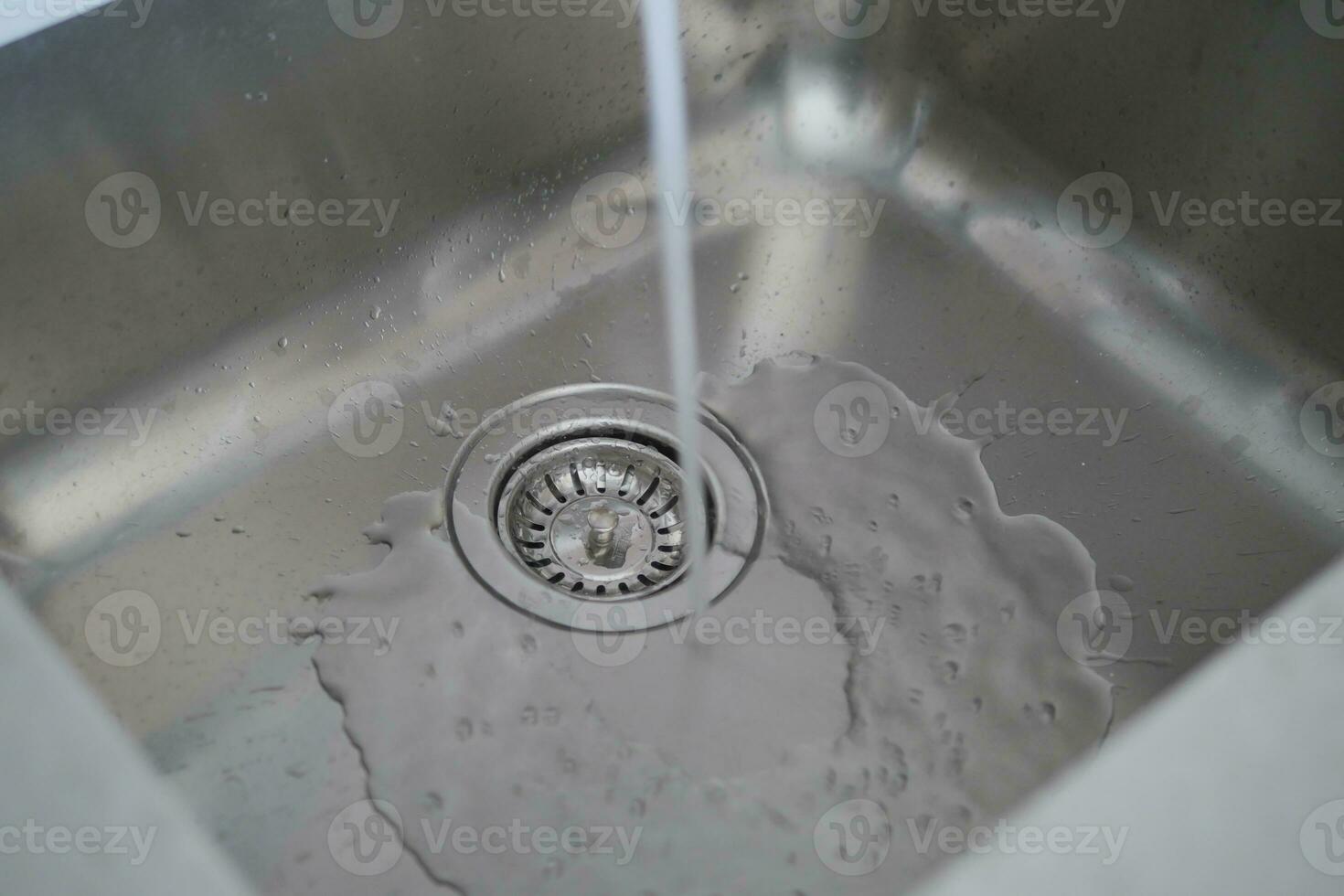 água jorrando de uma torneira em câmera lenta foto