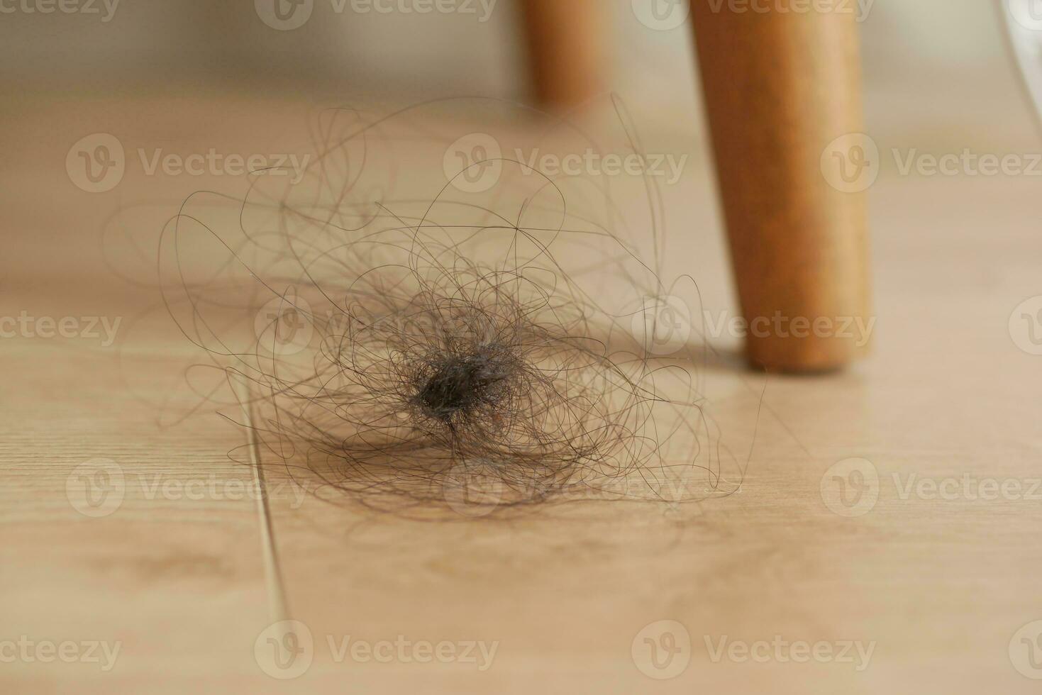 mulheres perdido cabelo gotas em chão foto