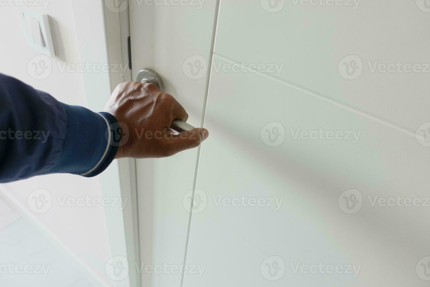 a mão do homem abrindo a porta de perto foto