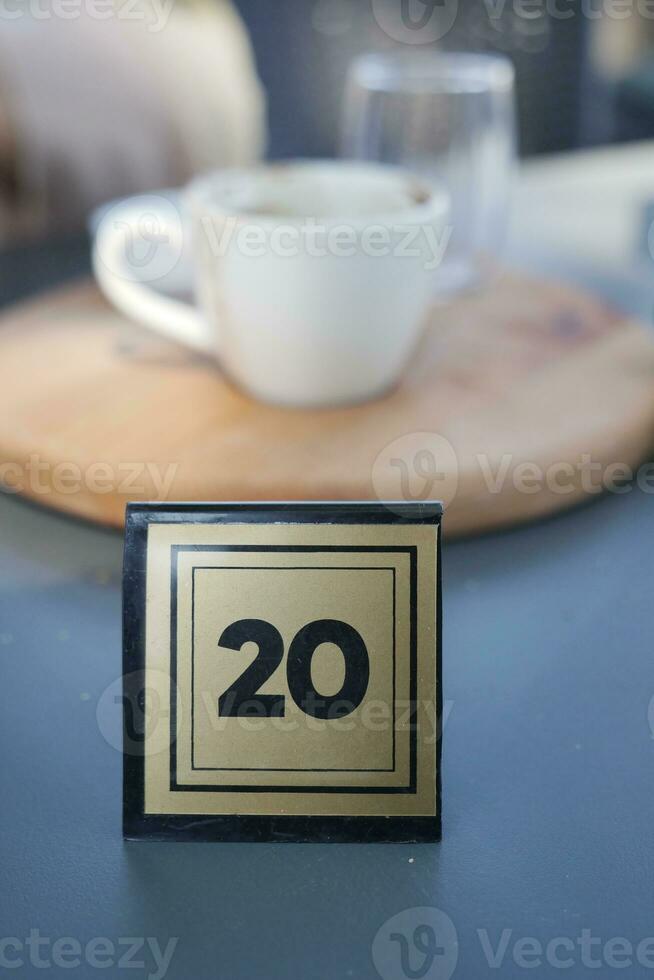 14 número placa número em cafeteria mesa . foto