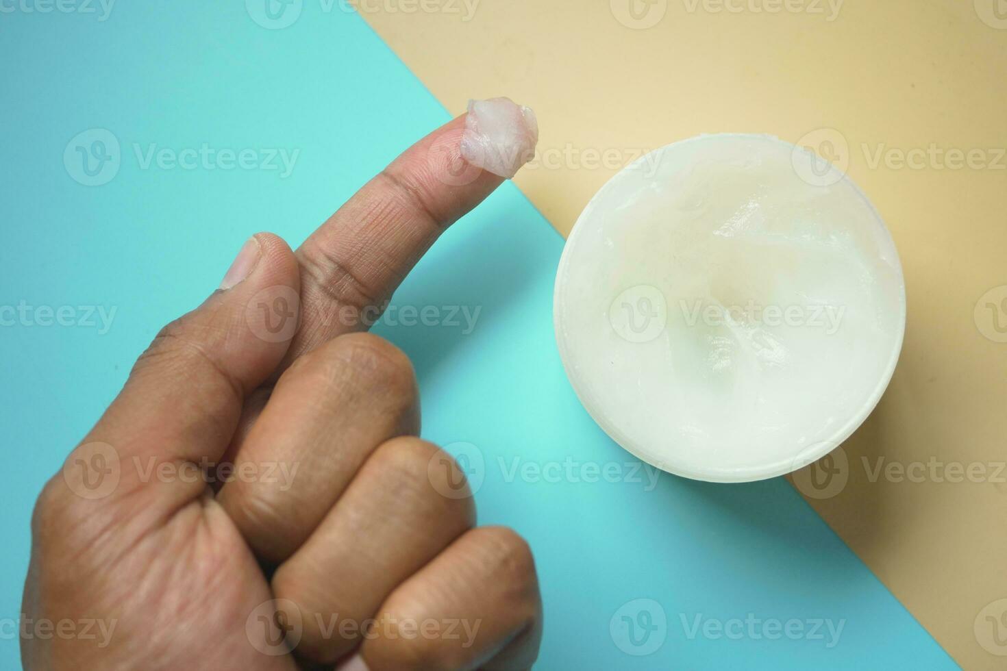 close-up da mão do homem usando vaselina foto