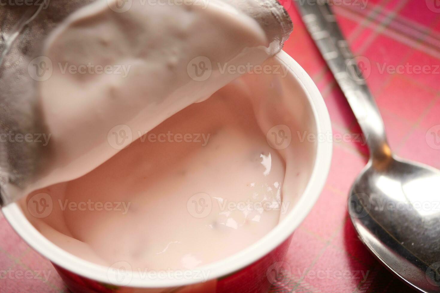 iogurte fresco em uma tigela na mesa foto