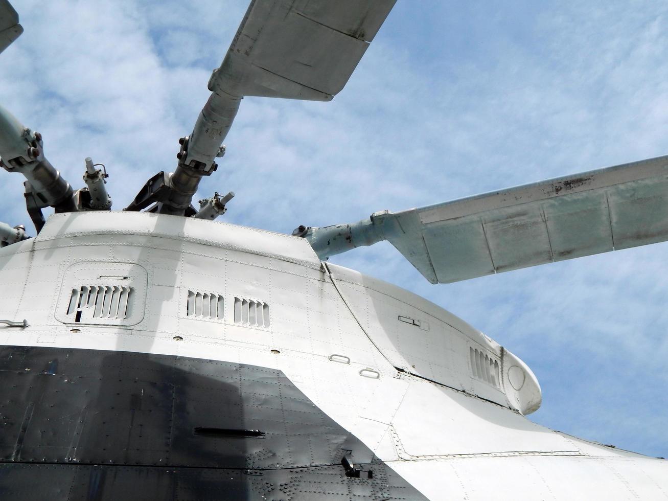 helicópteros estão no campo de aviação civil e militar foto