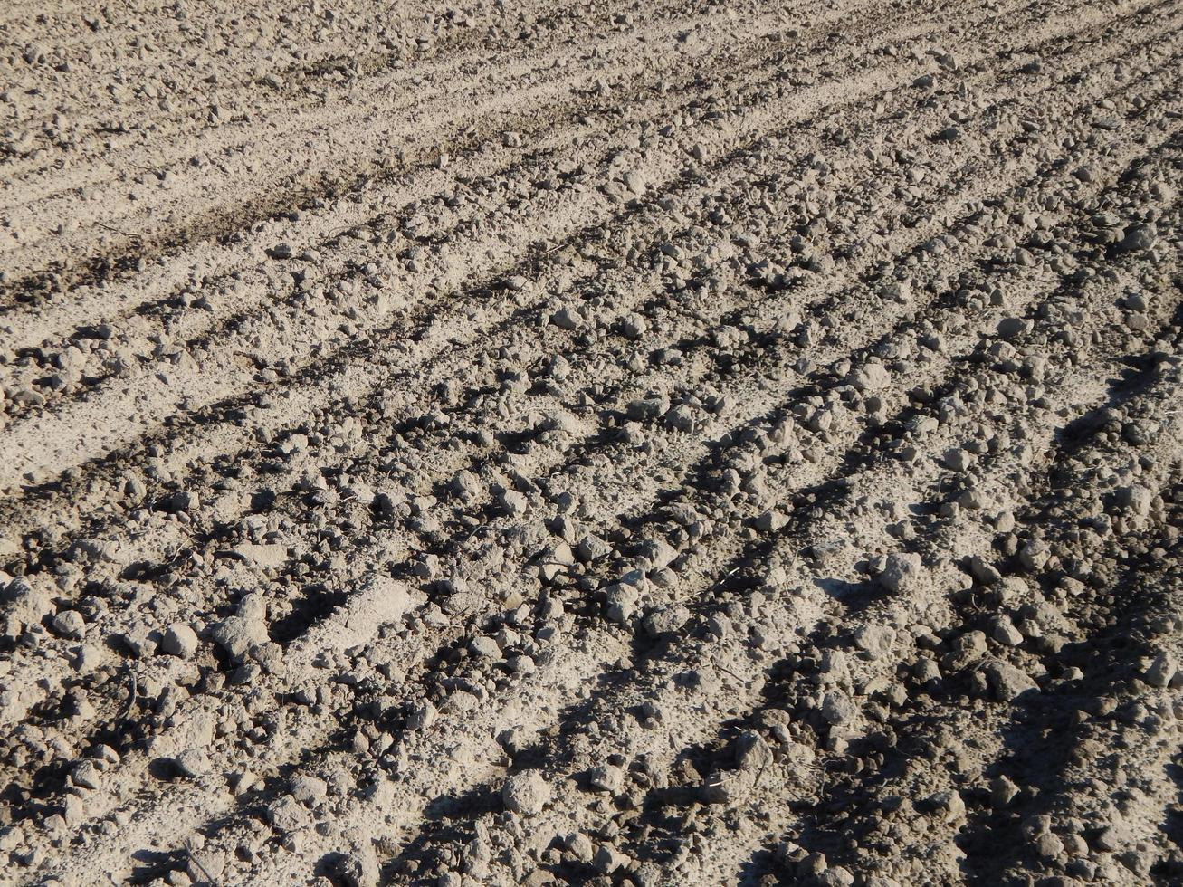 campo arado de trator e terra arável foto