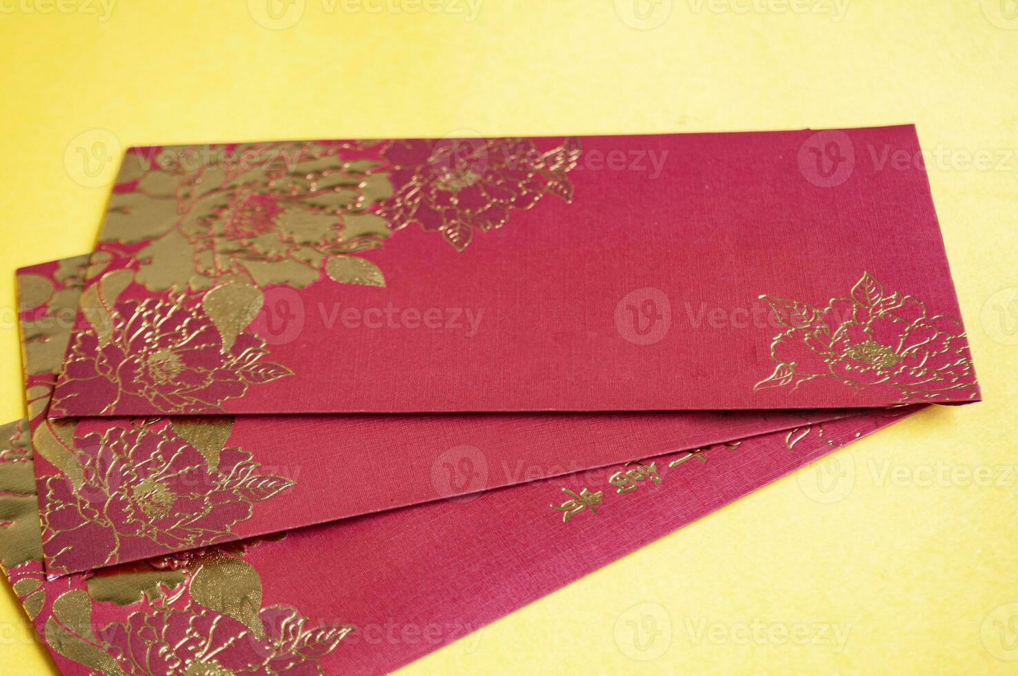 chinês Novo ano vermelho pacotes em amarelo cobrir fundo com Customizável espaço para texto foto