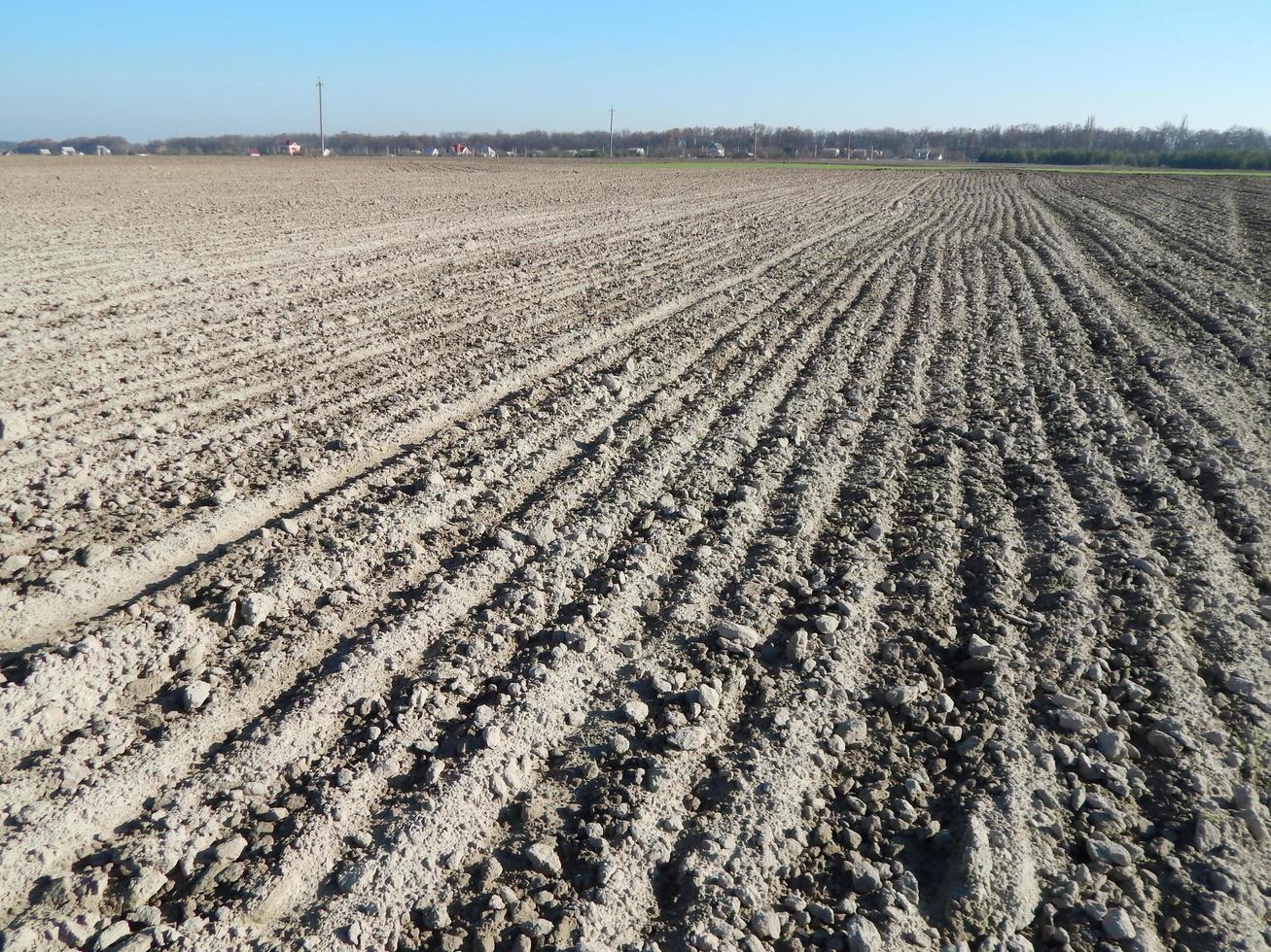 campo arado de trator e terra arável foto