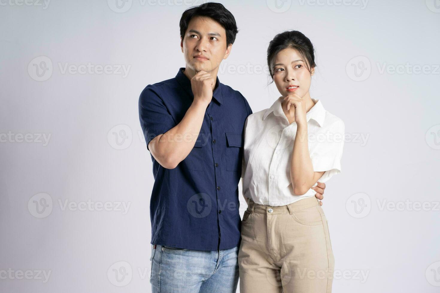 imagem do a ásia casal posando em uma branco fundo foto