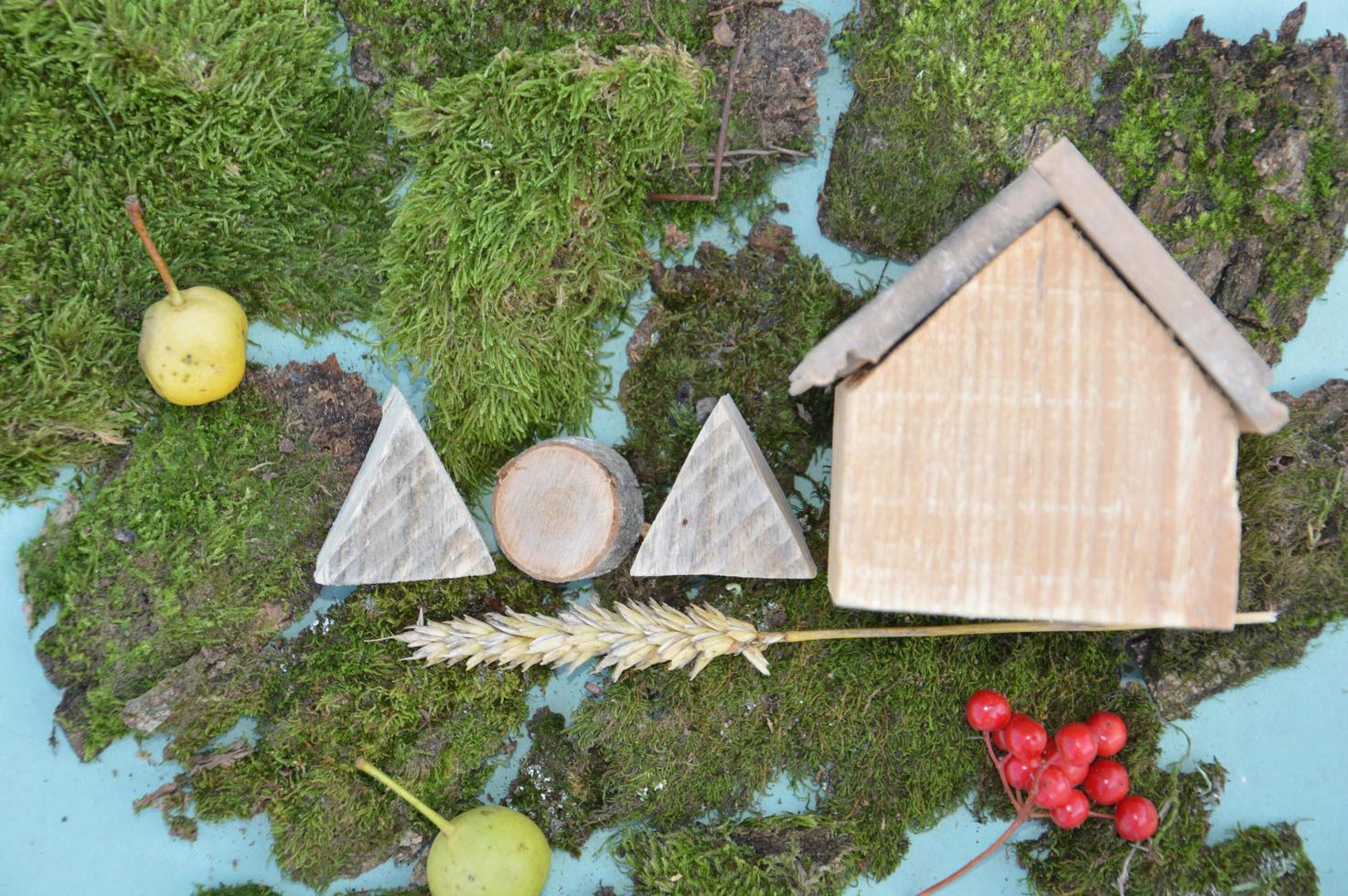 modelo de madeira de uma casa e família foto