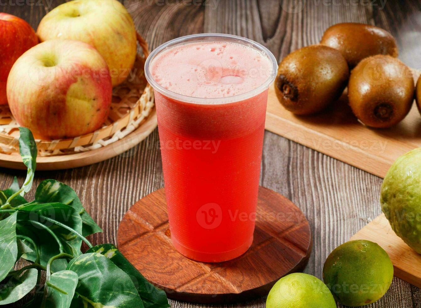 fresco Melancia suco com cru frutas servido dentro vidro isolado em mesa topo Visão do manhã vitaminas beber foto