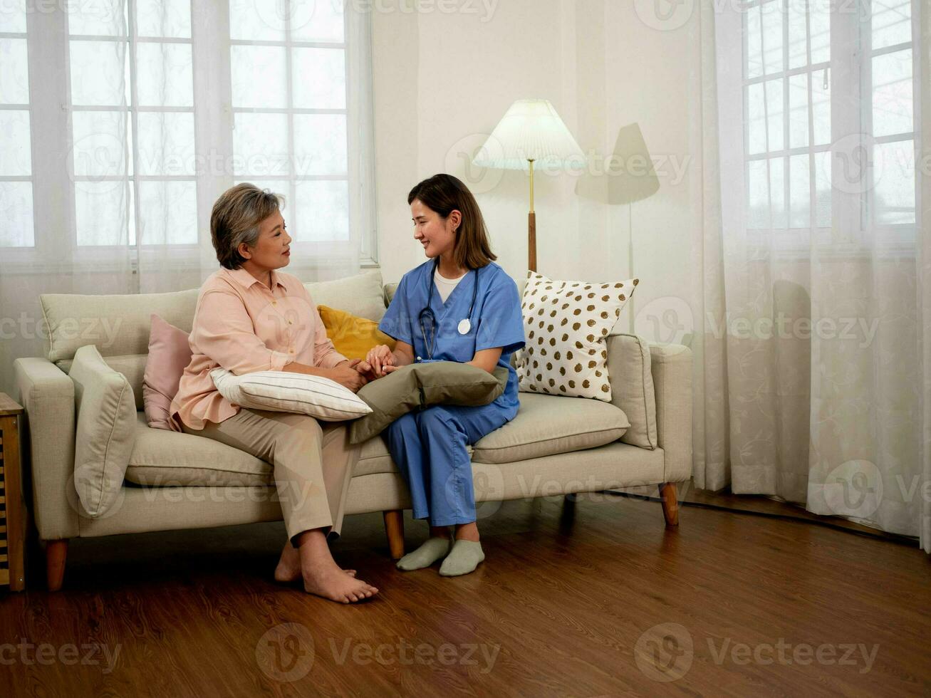 médico enfermeira funcionários assistência fêmea mulher senhora menina pessoa pessoas humano conversa falar discussão Visita consultar paciente idosos mulher médico tratamento comunicação cuidador ouvindo aposentadoria foto