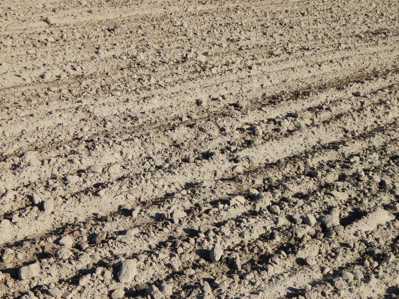 campo arado de trator e terra arável foto