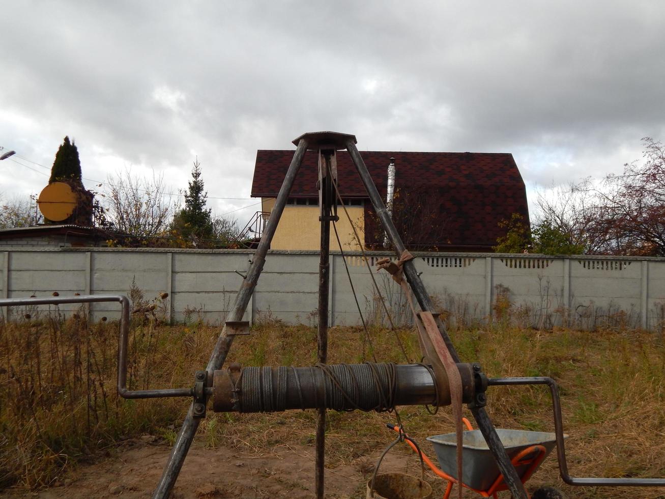 construção de um poço para beber na dacha foto