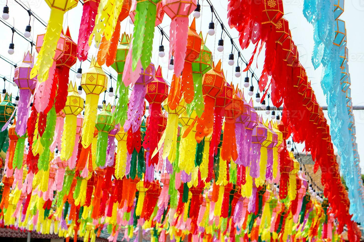 vista em perspectiva colorida de lanternas tailandesas de estilo lanna para pendurar em frente ao templo no festival de cem mil lanternas, lumphun, tailândia. foto